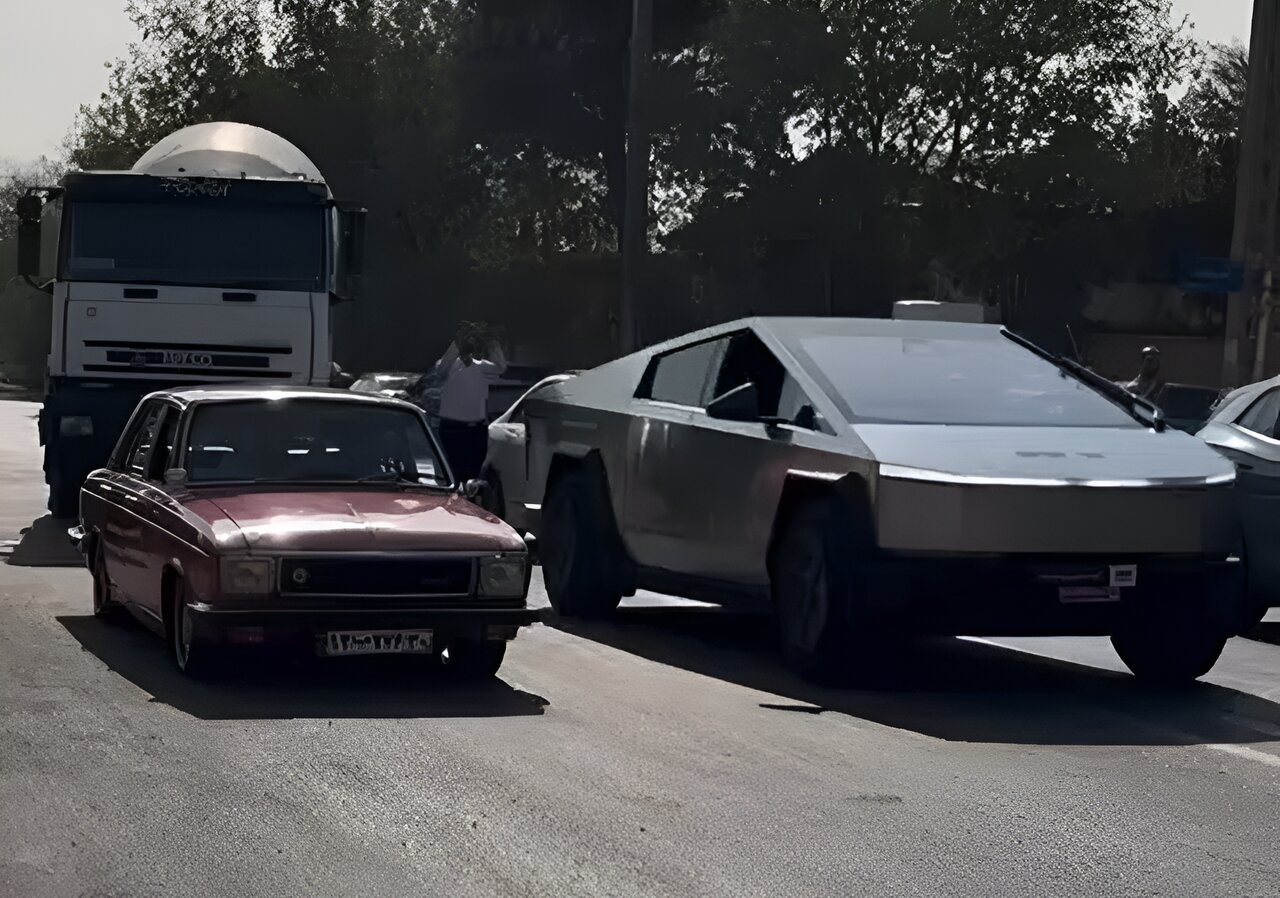 ببینید | مسابقه تسلا سایبرتراک با پیکان در تهران!