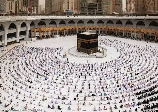 چرا در نماز، باید رو به قبله بایستیم؟