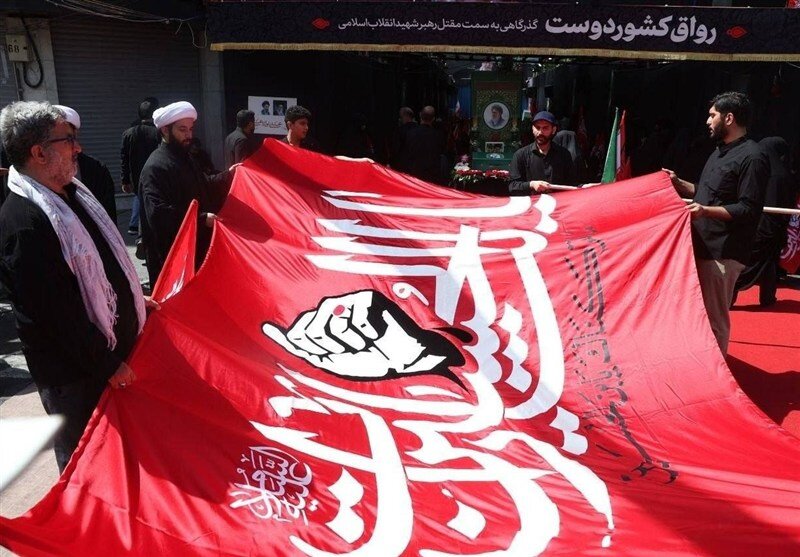 برافراشتن پرچم خونخواهی رهبر شهید انقلاب در مقابل رواق کشوردوست برافراشتن پرچم خونخواهی رهبر شهید انقلاب در مقابل رواق کشوردوست